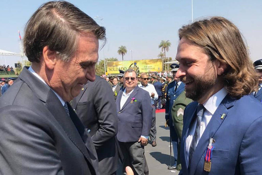 Bolsonaro leva de volta ao Planalto amigo da família demitido por uso imoral de avião da FAB