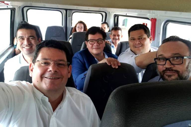 O presidente do Senado, Davi Alcolumbre (segundo da dir. para esq.) acompanha seu irmão, Josiel (de branco à frente), pré-candidato à Prefeitura de Macapá
