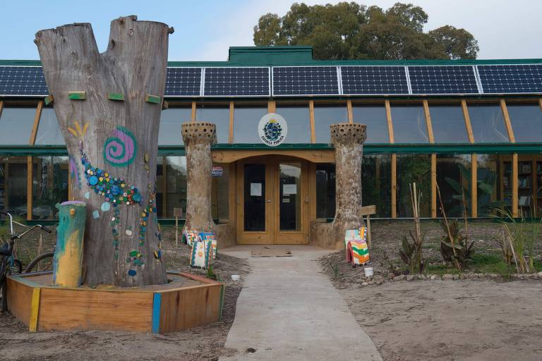 Earthship Academy no Uruguai, onde arquitetos construíram em 40 dias a primeira escola pública baseada em princípios do design Earthship