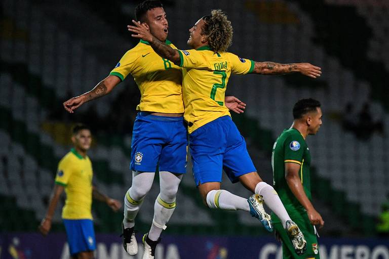Guga (à dir.) e Matheus Henrique comemoram gol da seleção brasileira sub-23 contra a Bolívia, em jogo do pré-olímpico, na Colômbia