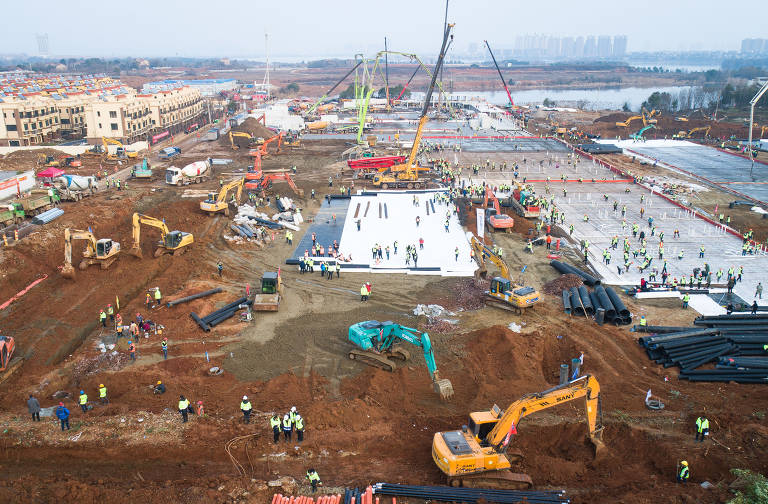Trabalhadores constroem hospital de emergência em Wuhan; veja fotos de hoje