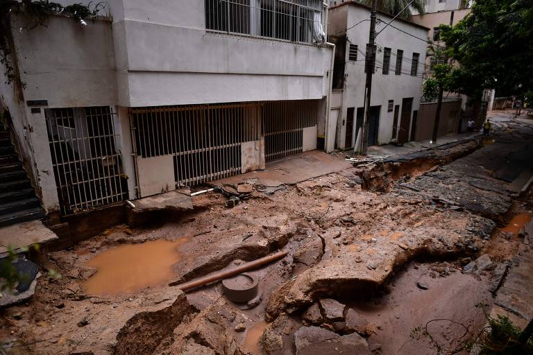 Rua destruída no dia seguinte à chuva no bairro São Pedro, em BH