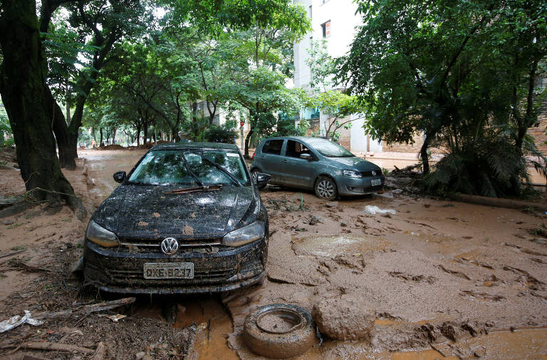 Carros destruídos e rua atingida pela chuva em BH