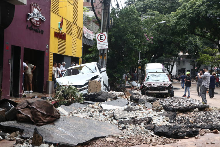 Estragos das chuvas no bairro de Lourdes, região central de Belo Horizonte