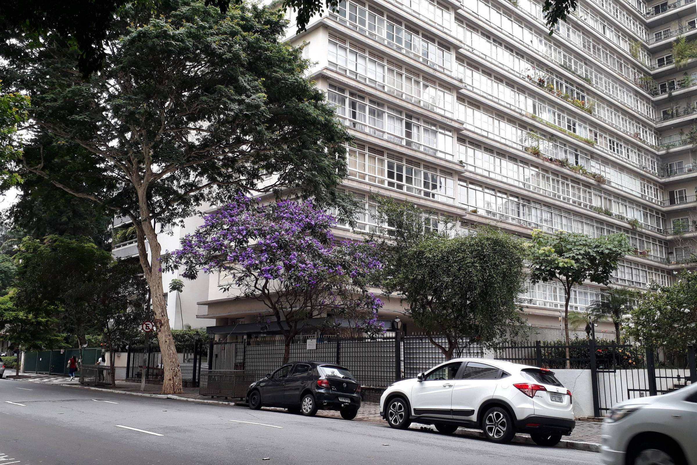 Foto Um reflexo de um edifício nas janelas de outro edifício