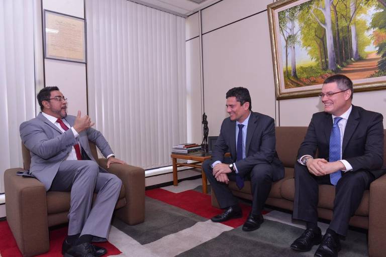 Marcelo Bretas recebe com o então ministro da Justiça, Sergio Moro, em seu gabinete, acompanhado do então diretor-geral da Polícia Federal, Maurício Valeixo, em 2020