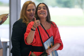 A atriz Regina Duarte fala com jornalistas ao sair do Palácio do Planalto