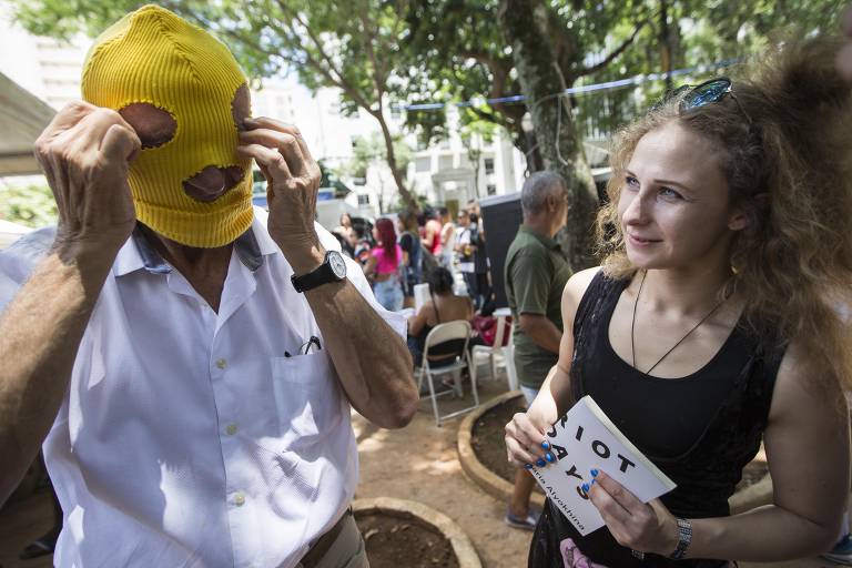 'Vamos trocar emails', diz Suplicy a integrante do Pussy Riot