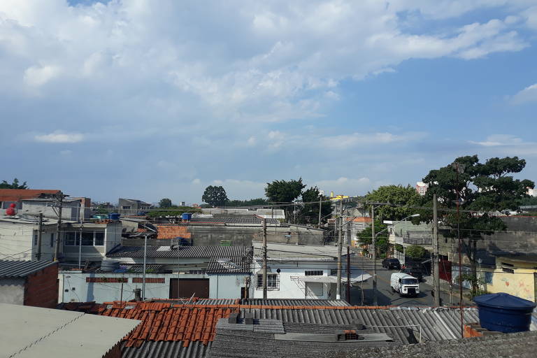 Vista mostra telhados de casas do bairro Cidade Nova São Miguel