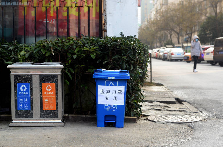 Contêiner dedicado a máscaras usadas na área residencial de Hefei, na província de Anhui, que tem 152 infectados