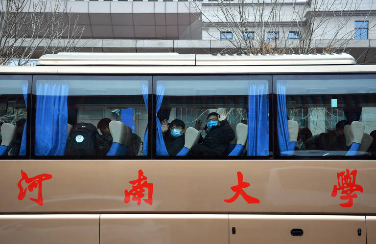 Membros de equipe médica se deslocam de Zhengzhou, na província de Henan; área tem 206 infectados