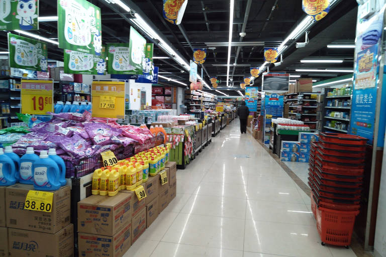 Supermecado vazio em Wuhan, na província de Hubei, onde a epidemia começou
