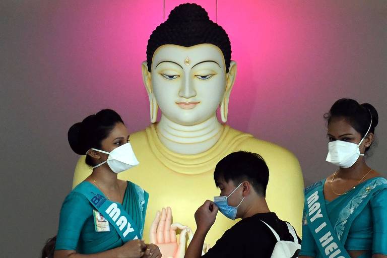 Funcionários e passageiros usam máscaras no aeroporto de Bandaranaike International, em Katunayake, do aeroporto do Sri Lanka, em 24 de janeiro de 2020