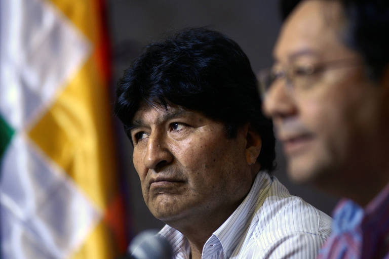 O ex-presidente Evo Morales, ao lado do candidato à Presidência Luis Arce (à dir.) em entrevista coletiva em Buenos Aires