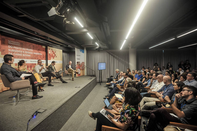 Com o auditório lotado, o público pode dirigir perguntas aos participantes do debate