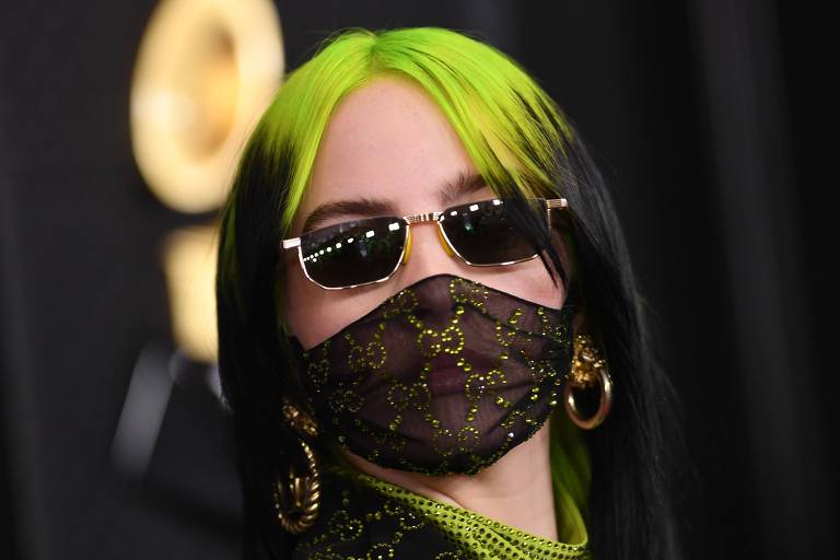 Cantora Billie Eilish usa máscara da Gucci