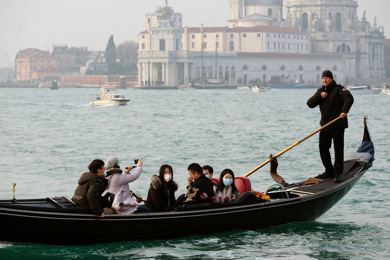 Turistas usam máscaras em Veneza por temor a coronavírus; veja fotos de hoje
