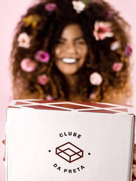 O Clube da Preta oferece caixas mensais com itens da cultura afrobrasileira para seus assinantes