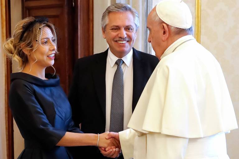 O papa Francisco cumprimenta a primeira-dama argentina, Fabiola Yáñez, ao fim de seu encontro com o presidente Alberto Fernández no Vaticano 