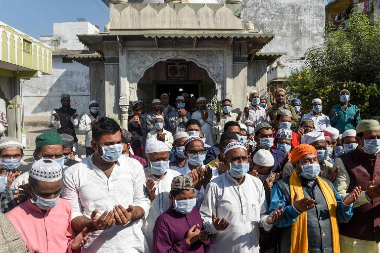 Muçulmanos fazem oração coletiva pela saúde de todos os indianos em Ahmedabad