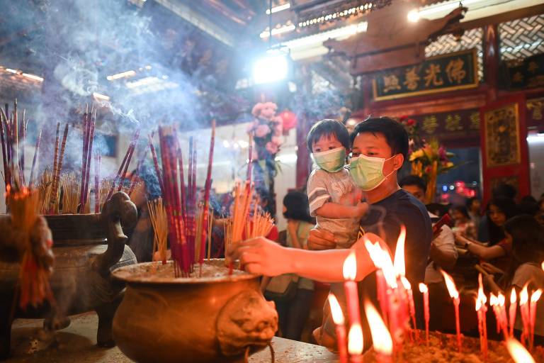 Pai e filho em templo em Ragum, em Mianmar