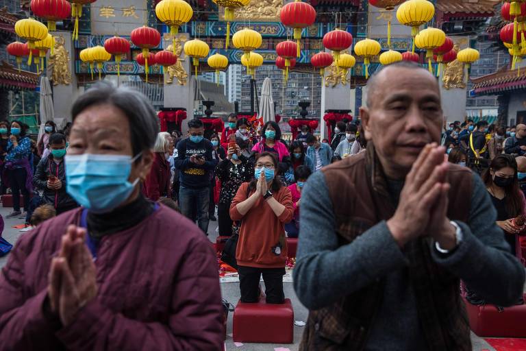 Pessoas usam máscaras enquanto rezam no templo de Wong Tai Sin no primeiro dia do Ano Novo Lunar do Rato, em Hong Kong, em 25 de janeiro de 2020