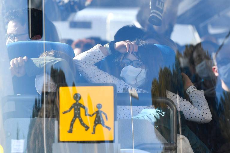 Um veículo que se acredita conter cidadãos franceses após sua evacuação da cidade chinesa de Wuhan, chega ao The Vacanciel Holiday Resort em Carry-le-Rouet, perto de Marselha, sul da França em 31 de janeiro de 2020, após o repatriamento da zona dos coronavíru