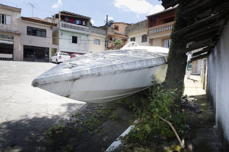 Prefeitura notifica barco abandonado na zona leste de São Paulo