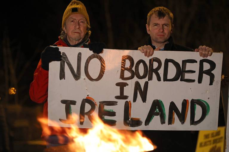 Ativistas anti-brexit seguram placa com os dizeres: 'Não à fronteira na Irlanda' 