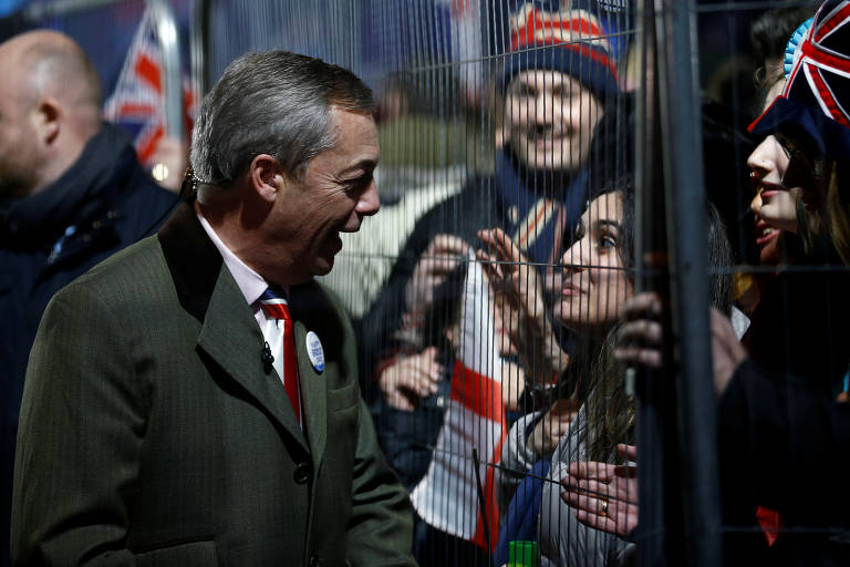 Nigel Farage, líder do Partido do Brexit, conversa com apoiadores em Londres durante a celebração 