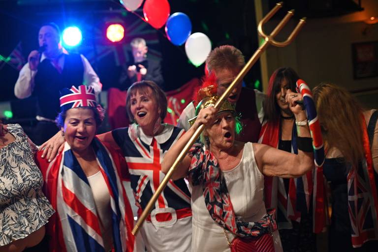 Moradores de Warrington, noroeste da Inglaterra, comemoram o brexit com roupas temáticas 