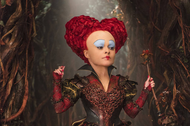Helena Bonham Carter interpreta a Rainha Vermelha no filme "Alice Através do Espelho", de 2016