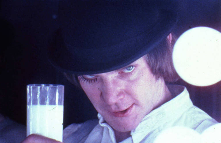Malcolm McDowell no longa-metragem "Laranja Mecânica", de Stanley Kubrick.   Em 1971, quando a obra foi indicada a melhor filme, o vencedor foi "Conexão França", de William Friedkin
