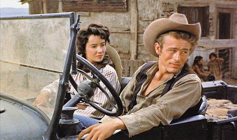 Os atores James Dean e Elizabeth Taylor, em cena de "Assim Caminha a Humanidade" (Giant), de George Stevens. Obra perdeu a estatueta de melhor filme para "A Volta ao Mundo em 80 Dias", em 1956