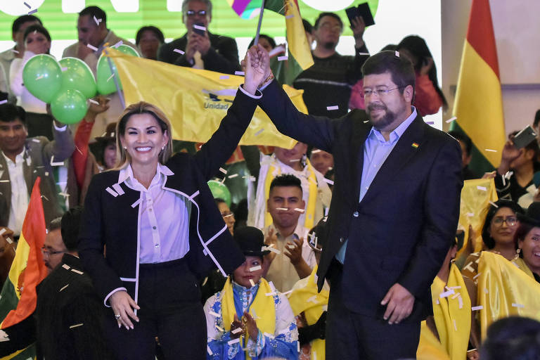 A presidente interina da Bolívia, Jeanine Añez (esquerda), levanta a mão de seu vice, Samuel Doria Medina