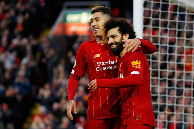 Firmino e Salah comemoram um dos gols da goleada do Liverpool sobre o Southampton