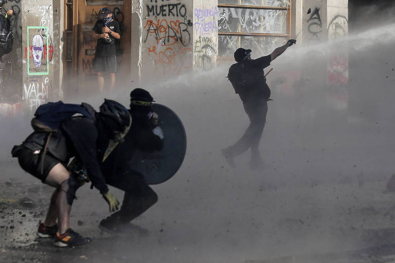 Polícia e manifestantes entram em conflito durante protestos em Santiago, no Chile 
