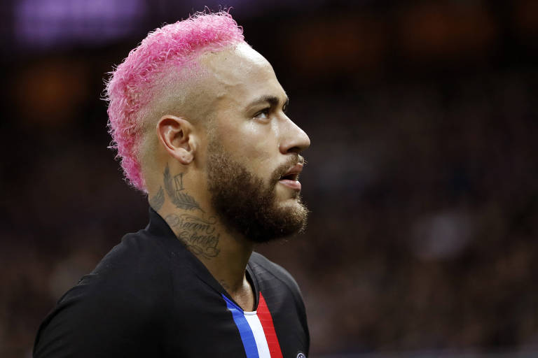 Atacante do PSG, Neymar aparece de cabelo rosa em partida contra Montpellier pelo  Campeonato Francês