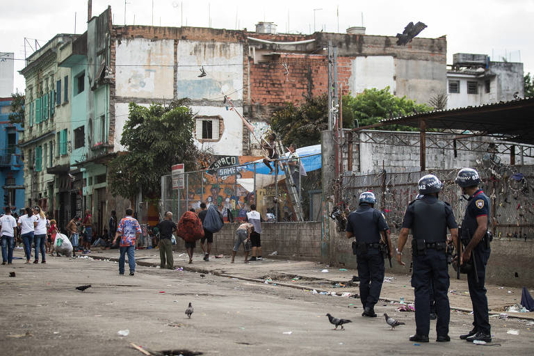 Policiais observam movimentação na cracolândia, no centro de SP