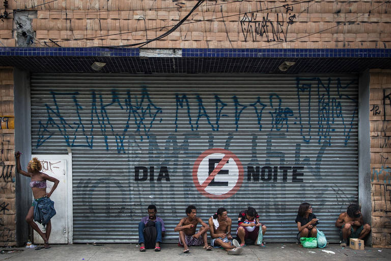 Grupo de pessoas na rua Cleveland, na região da cracolândia, no centro de SP