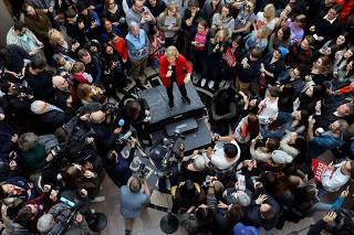 Democratic Presidential Candidate Sen. Elizabeth Warren Campaigns In Iowa Days Before State's Caucus