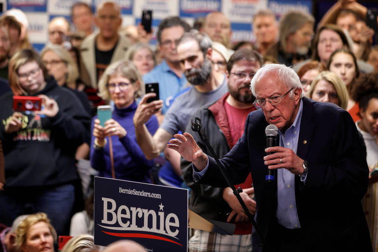 O senador e pré-candidato democrata Bernie Sanders discursa durante evento na cidade de Newton, em Iowa 