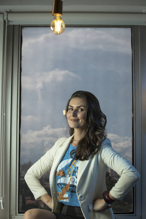 Nathalia Arcuri fundadora do Me Poupe! em seu escritório, na Bela Vista; formada em jornalismo pela FMU e especialista em finanças pela Dsop e pelo Insper, empresária tem atualmente 4,5 milhões de inscritos em seu canal no Youtube