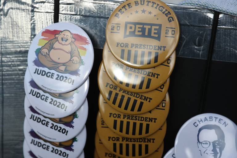 Bótons da campanha de Pete Buttigieg, 38, expostos em Dubuque, Iowa