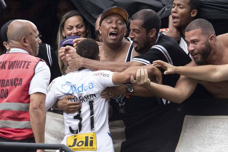 Janderson comemora seu gol com a torcida na vitória do Corinthians sobre o Santos; jovem foi expulso por ter ido à arquibancada da arena de Itaquera