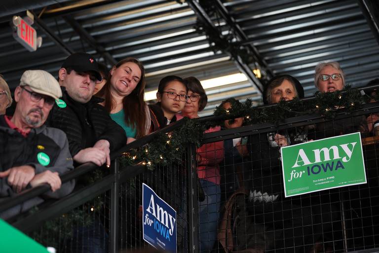 Apoiadores acompanham discurso da candidata Amy Klobuchar em Bettendorf, Iowa