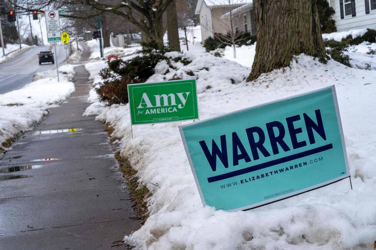 Placas de Amy Klobuchar e Elizabeth Warren dividem espaço em calçada em Iowa City, Iowa