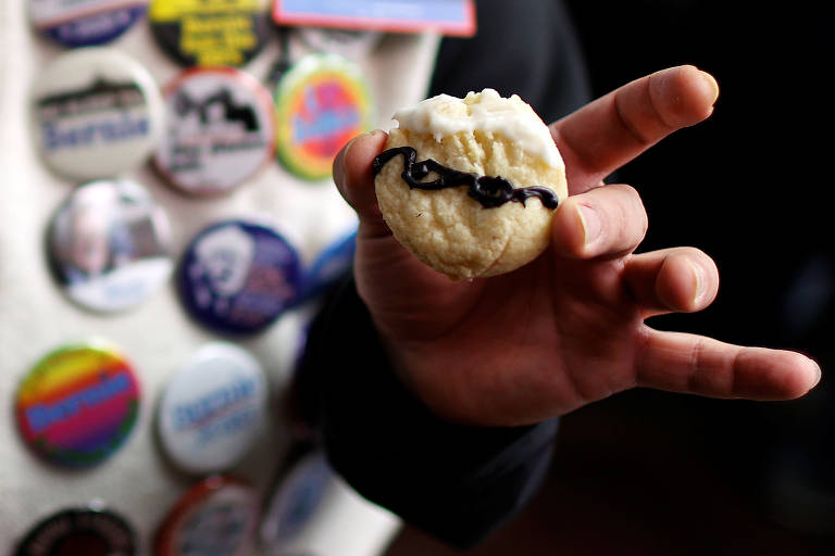 Um cupcake, feito para lembrar a fisionomia do candidato Bernie Sanders, produzido no comitê de campanha do senador em Cedar Rapids, Iowa