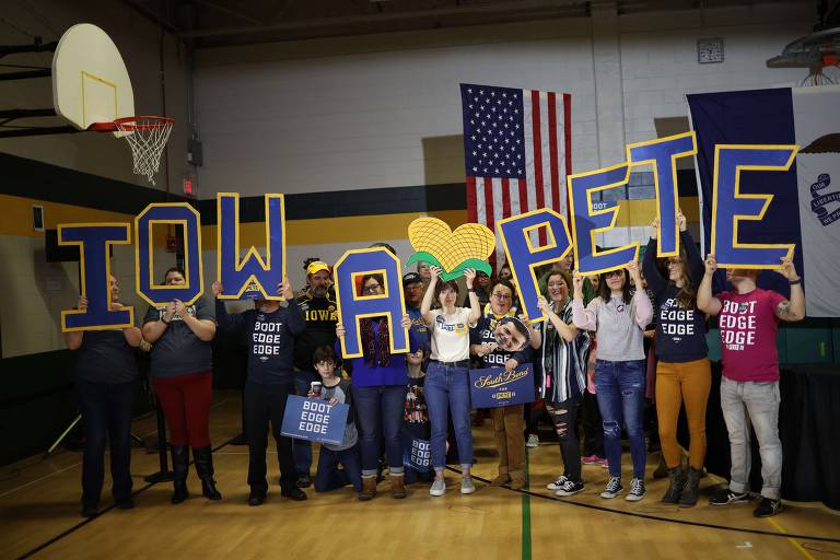 Apoiadores do candidato Pete Buttigieg em escola de Coralville, Iowa