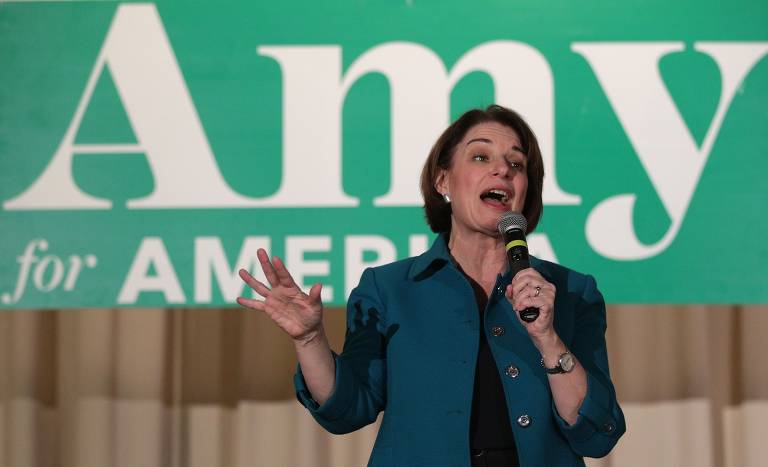 A candidata Amy Klobuchar durante evento em Cedar Falls, Iowa